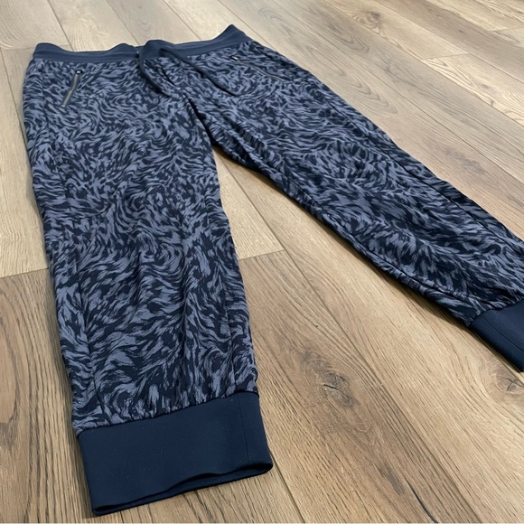 Athleta Pants - Athleta Trekkie North Printed Crop‎ 23” Jogger
